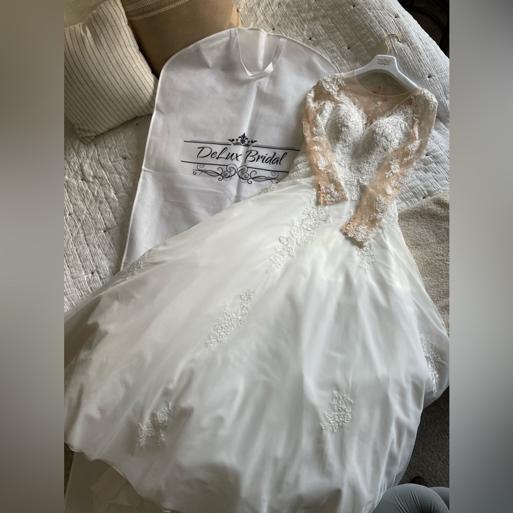 Beautiful never worn wedding dress!